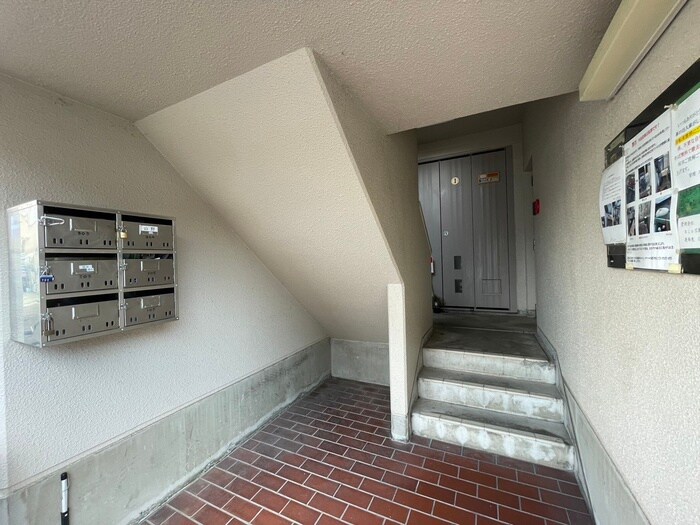 物件外観写真4　(エントランス部分)