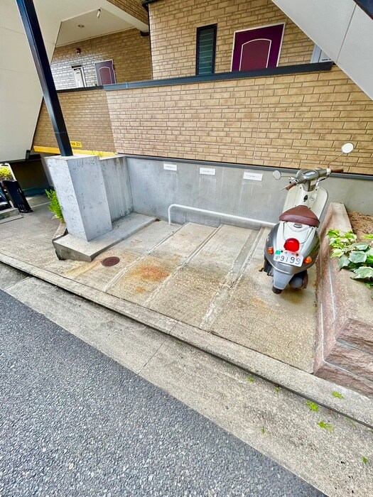 物件外観写真5　(駐輪場)