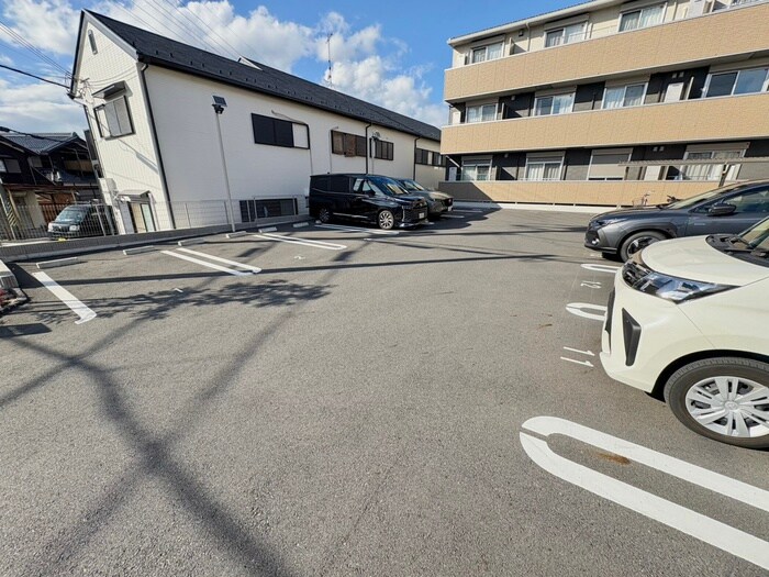 物件外観写真2　(駐車場)