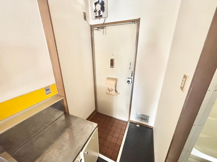 物件内観写真16　(玄関)