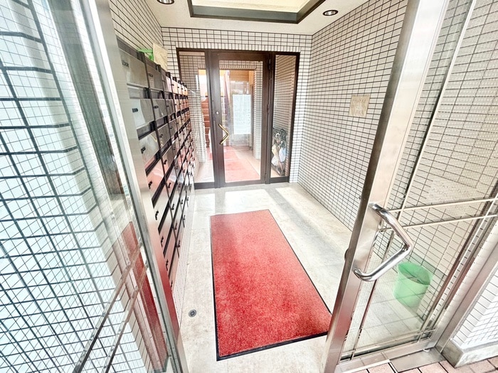 物件外観写真3　(エントランス部分)