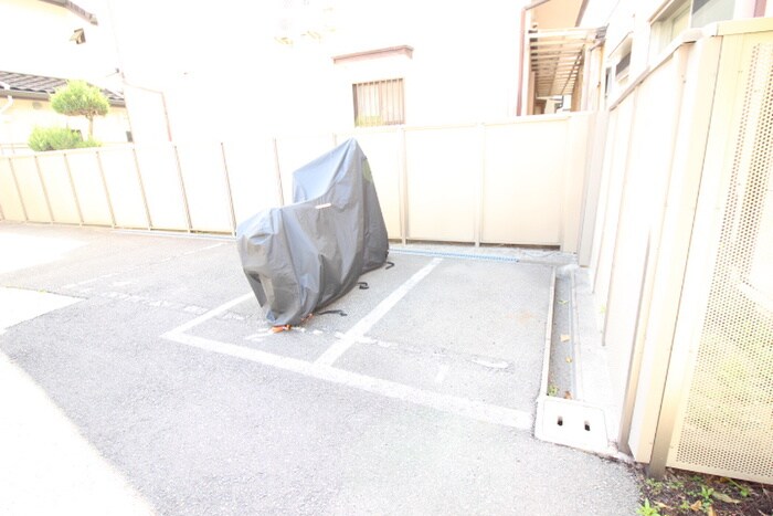 物件外観写真4　(バイク置き場)