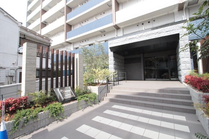 物件外観写真2　(エントランス部分)