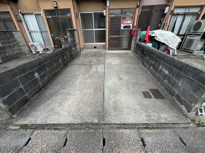 塩田氏貸家の駐車場