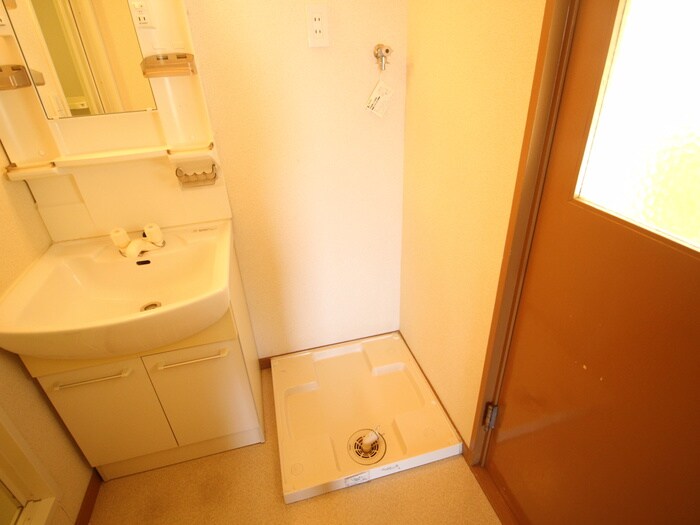 物件内観写真7　(洗濯機置場)