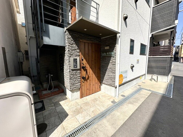 物件外観写真2　(エントランス部分)