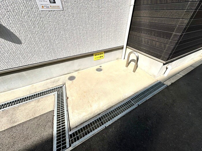 物件外観写真4　(バイク置き場)