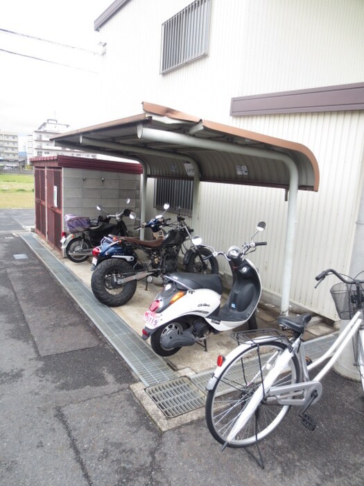 物件外観写真6　(バイク置き場)