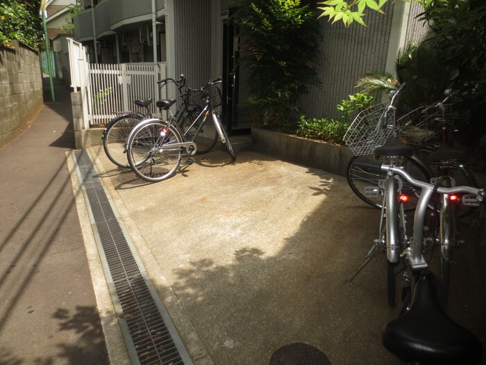 物件外観写真3　(駐輪場)