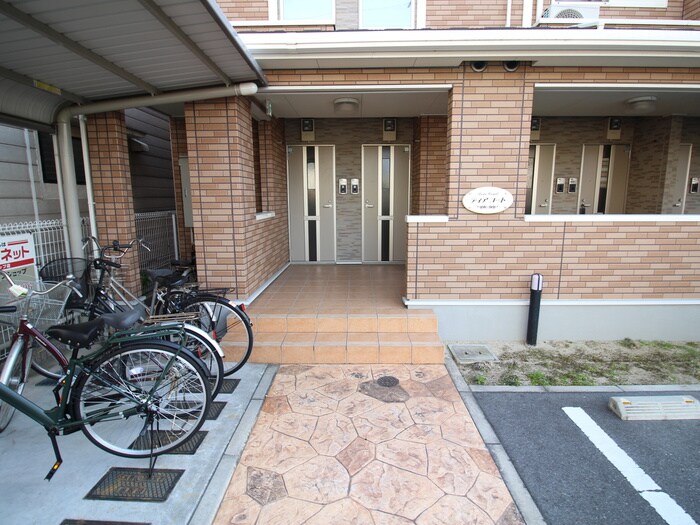 物件外観写真2　(エントランス部分)