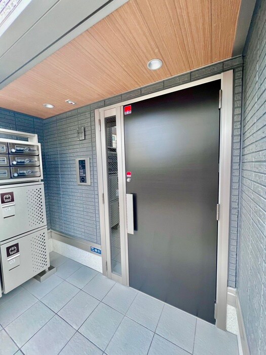 物件外観写真3　(エントランス部分)