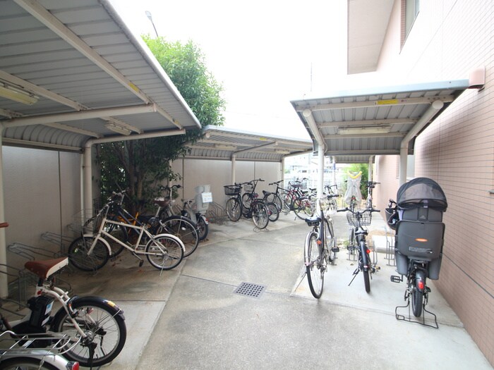 物件外観写真4　(駐輪場)