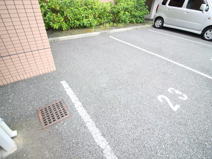 物件外観写真5　(駐車場)