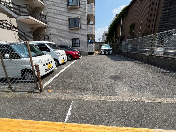 物件外観写真4　(駐車場)
