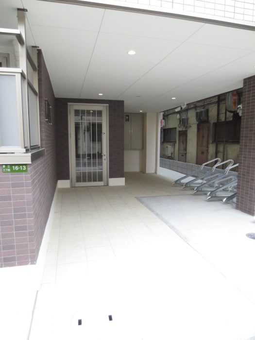 物件外観写真2　(エントランス部分)