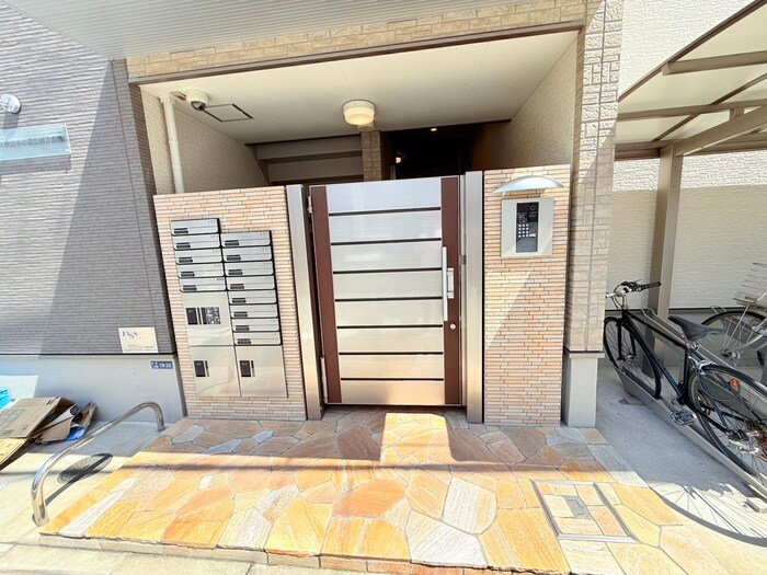 物件外観写真4　(エントランス部分)