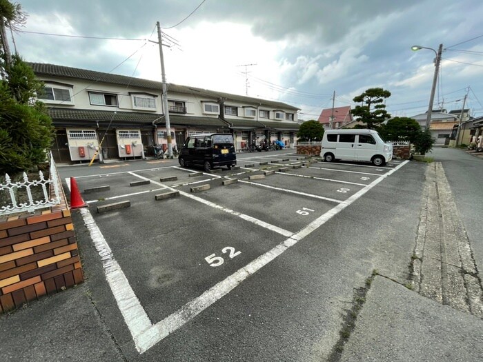 物件外観写真4　(駐車場)