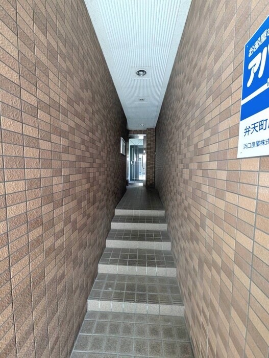 物件外観写真3　(エントランス部分)