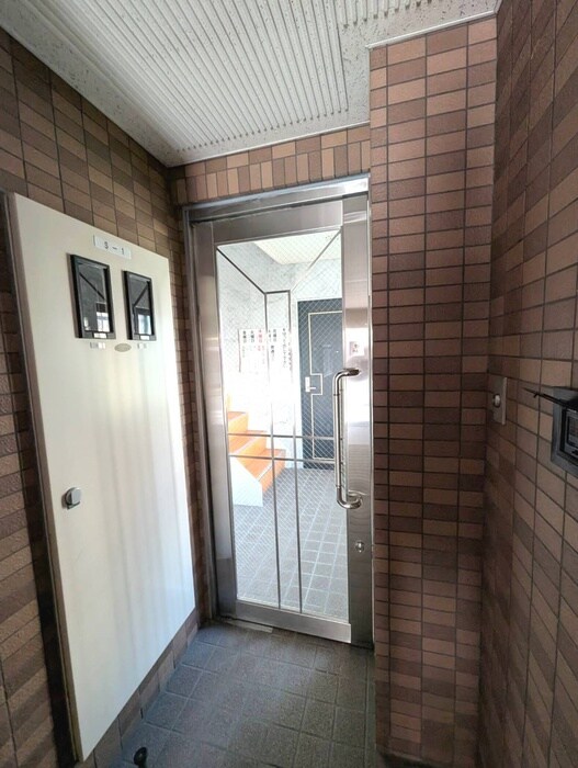 物件外観写真5　(エントランス部分)