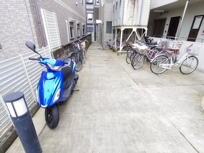 物件外観写真4　(駐輪場)