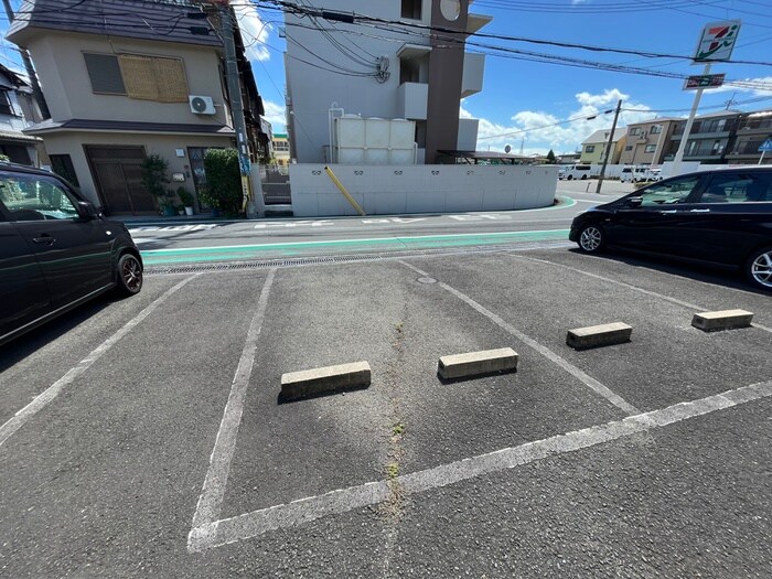 物件外観写真6　(駐車場)