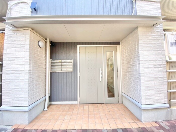 物件外観写真2　(エントランス部分)