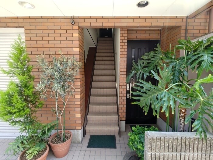 物件外観写真4　(エントランス部分)