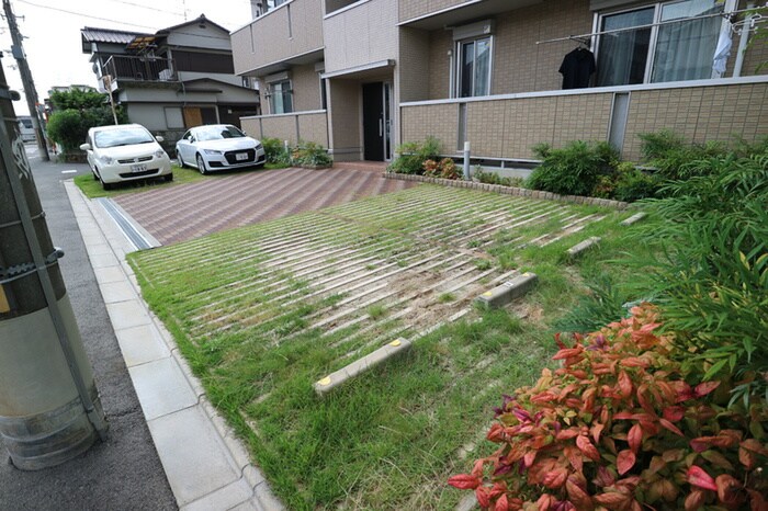 物件外観写真5　(駐車場)
