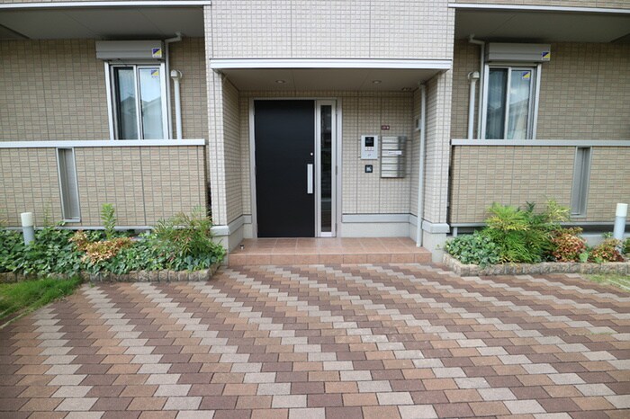 物件外観写真6　(エントランス部分)