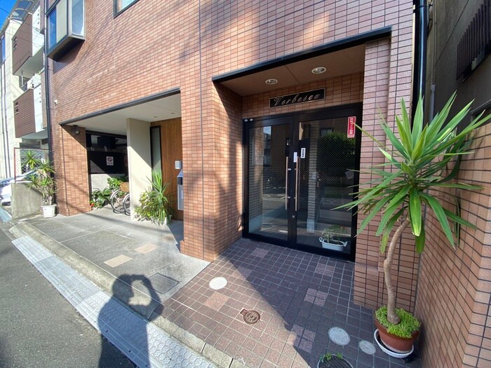 物件外観写真2　(エントランス部分)