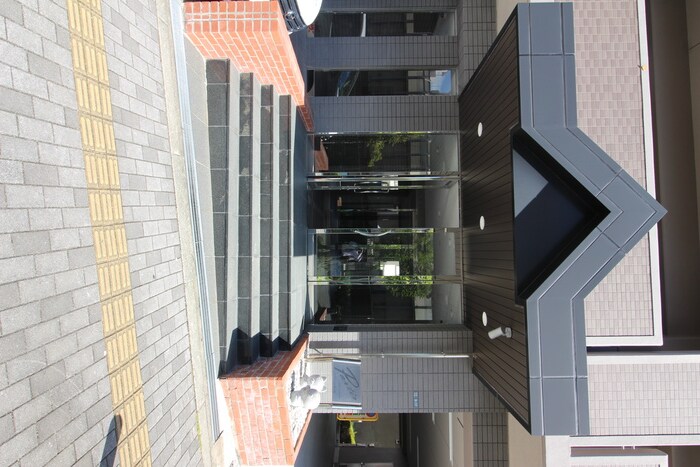 物件外観写真5　(エントランス部分)