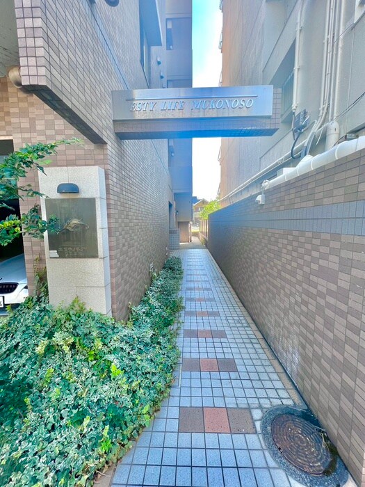 物件外観写真3　(エントランス部分)