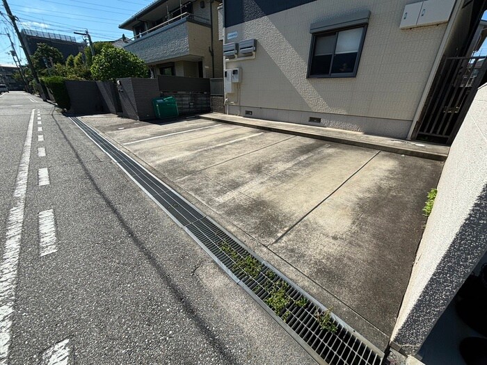 物件外観写真6　(駐車場)