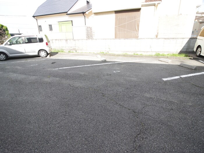 物件外観写真4　(駐車場)