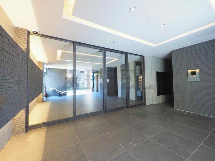 物件外観写真2　(エントランス部分)