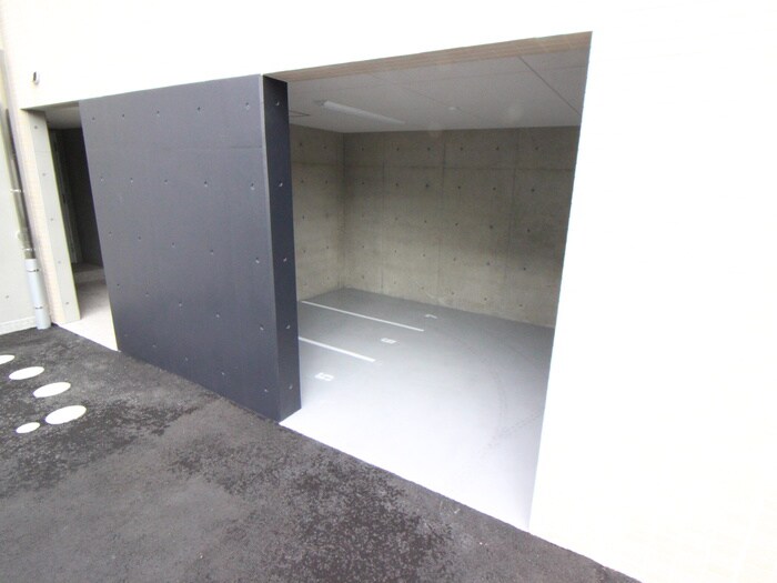 物件外観写真4　(バイク置き場)