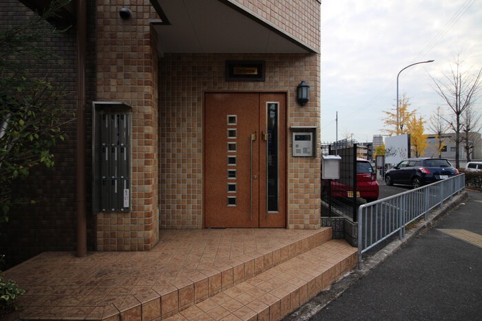 物件外観写真3　(エントランス部分)