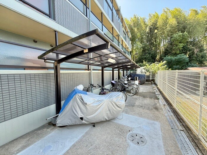 物件外観写真4　(駐輪場)