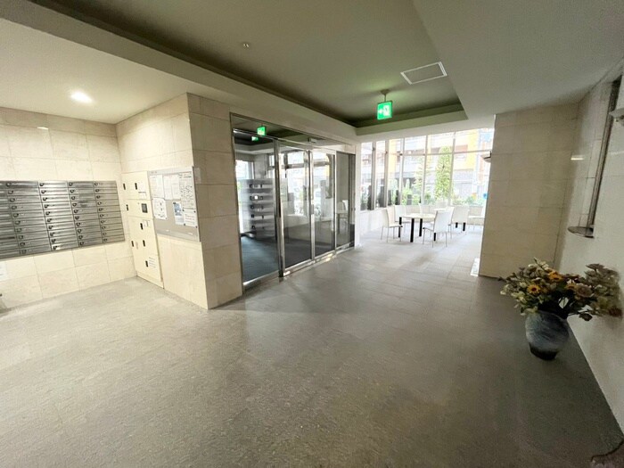 物件外観写真2　(エントランス部分)