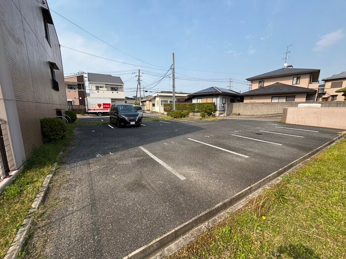 物件外観写真3　(駐車場)