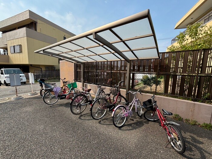物件外観写真4　(駐輪場)