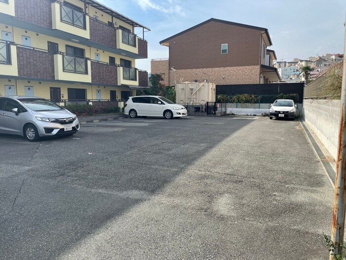 物件外観写真3　(駐車場)