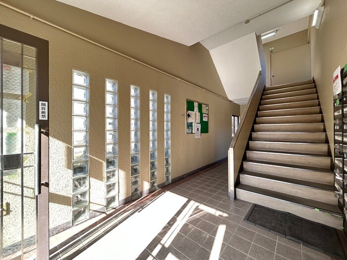 物件外観写真6　(エントランス部分)