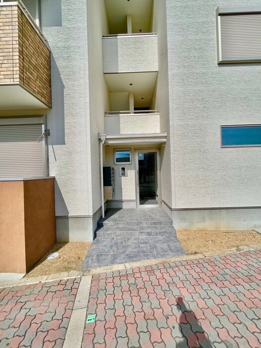 物件外観写真3　(エントランス部分)