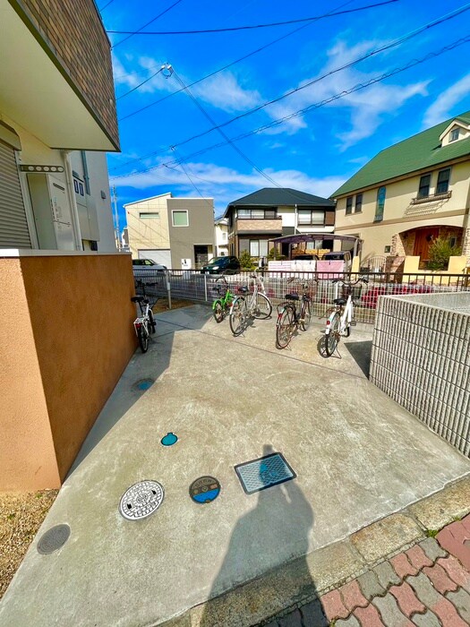 物件外観写真5　(駐輪場)