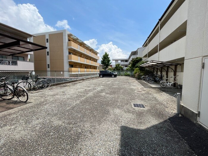 物件外観写真4　(駐車場)