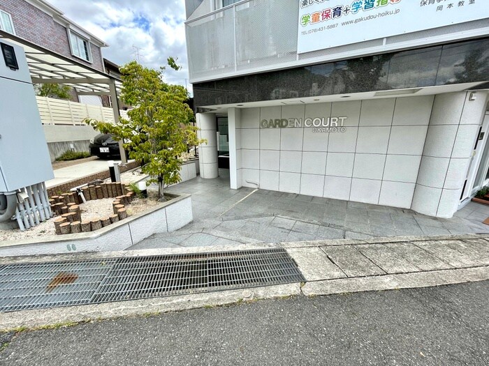 物件外観写真5　(エントランス部分)