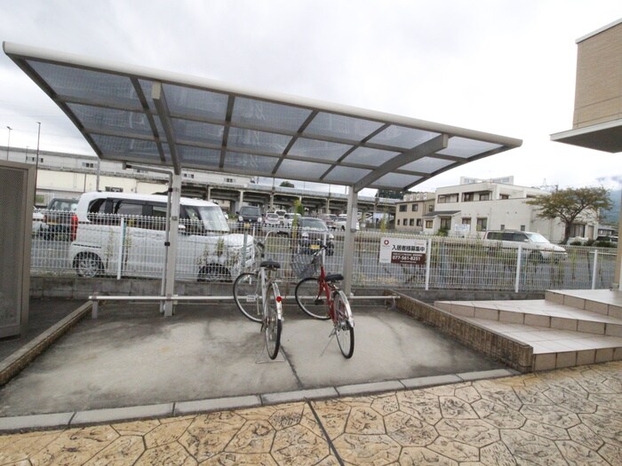 物件外観写真4　(駐輪場)