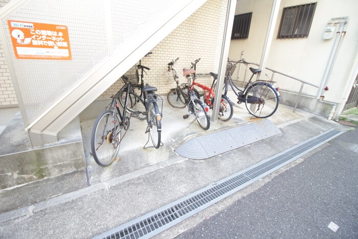 物件外観写真4　(駐輪場)