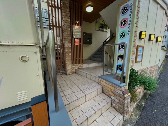 物件外観写真3　(エントランス部分)